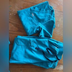 Figs Teal Zamora joggers and one pocket top XS